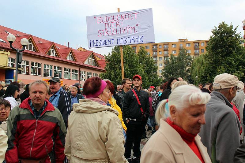 Stovky lidí přišly v úterý v podvečer na náměstí Republiky ve Studénce na setkání s prezidentem České republiky Milošem Zemanemm a hejtmanem Moravskoslezského kraje Ivo Vondrákem.