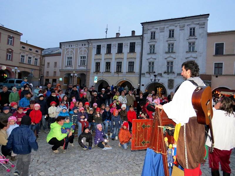 Mezinárodní den památek a sídel uctili v sobotu 20. dubna odpoledne a hlavně večer v Příboře. Netradičním způsobem tam představili památky města.