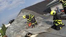 V Jeseníku nad Odrou v pátek dopoledne museli hasiči odstraňovat větrem poškozenou část střechy kulturního domu.
