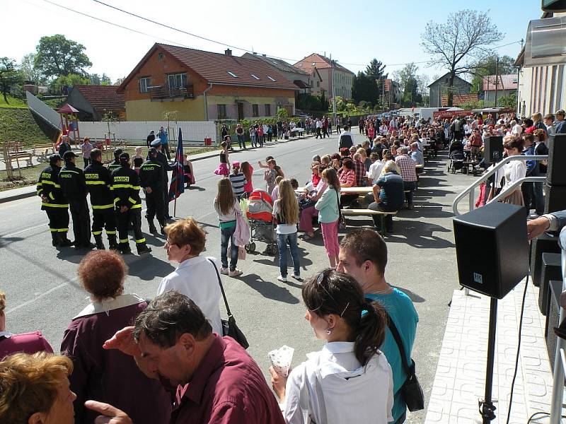 O druhém květnovém sváku otevřely Hladké Životice slavnostně nové Náměstíčko. Ukázali se také hasiči s opravenou avií, mažoretky, příchozí si pochutnali na obrovském frgálu se znakem obce a předvedly se děti s nacvičeným programem.