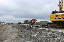 Odstraňování nevyhovujícího betonového krytu vozovky na stavbě dálnice D48 Bělotín-Rybí u Palačova, 18. dubna 2023