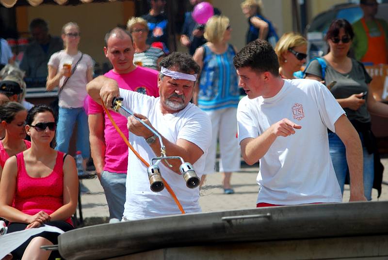 Gigantické Štramberské ucho se peklo o první červnové sobotě odpoledne.  Foto: Deník/Adam Knesl