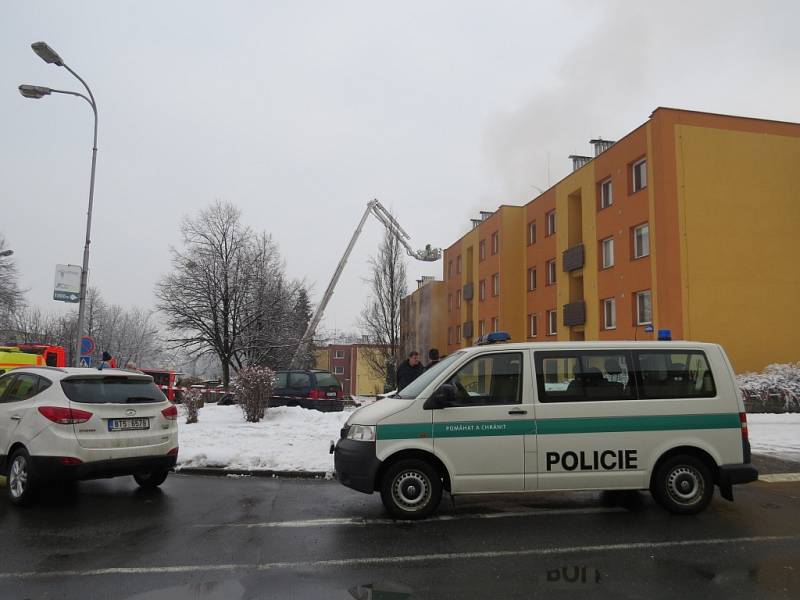 V panelovém domě ve Frenštátě pod Radhoštěm došlo k výbuchu plynu a následnému požáru.