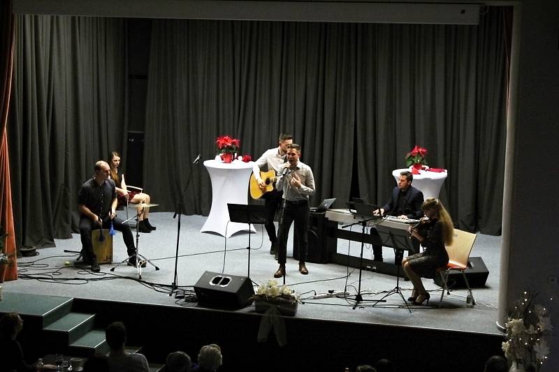 Na adventním koncertě v Hladkých Životicích si zazpívaly i místní děti.