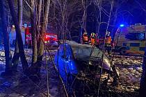 Dvě jednotky hasičů zasahovaly v neděli 23. ledna 2022 večer v Odrách (okres Nový Jičín) u nehody osobního automobilu, který skončil mimo silnici ve stromech.