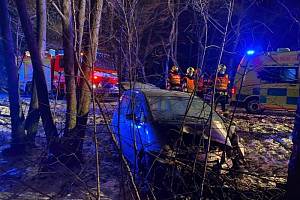 Dvě jednotky hasičů zasahovaly v neděli 23. ledna 2022 večer v Odrách (okres Nový Jičín) u nehody osobního automobilu, který skončil mimo silnici ve stromech.