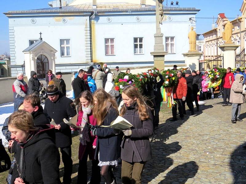 Již šestým rokem letos pokračuje v Příboře obnovená tradice - svěcení palem na Květnou neděli. To letošní se uskutečnilo v třeskutém mrazu.