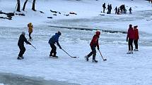 Desítky lidí využily ledu na přehradní nádrži Větřkovice u Kopřivnice a vyrazily si v úterý 16. února odpoledne zabruslit. Pár odvážlivců se také vykoupalo.