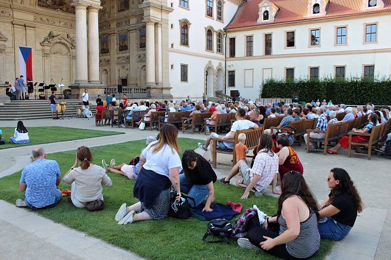 Žáci ZUŠ Odry vystoupili ve čtvrtek 4. července ve Valdštějnské zahradě v rámci akce Kulturní léto v senátu.