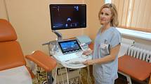 Zástupce staniční sestry Michaela Kučerová s novým ultrazvukem.