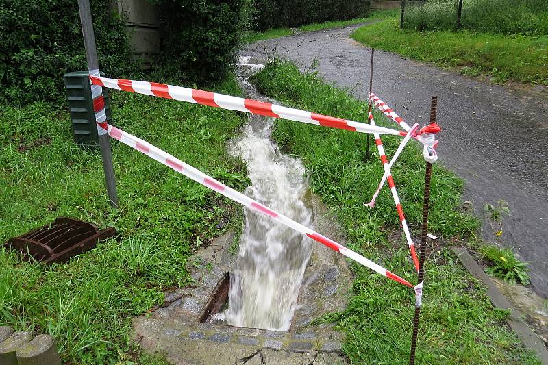 Vlivem dešťů se v pátek říčka Jičínka proměnila opět v nebezpečnou dravou řeku.