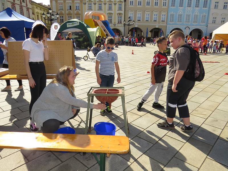 Stovky dětí zavítaly v pátek 26. dubna na Masarykovo náměstí a do parku k Žerotínskému zámku v Novém Jičíně k oslavám Dne Země.