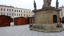 Stánky na Masarykově náměstí v Novém Jičíně jako předzvěst Adventního jarmarku. Nový Jičín, 15. listopadu 2021.