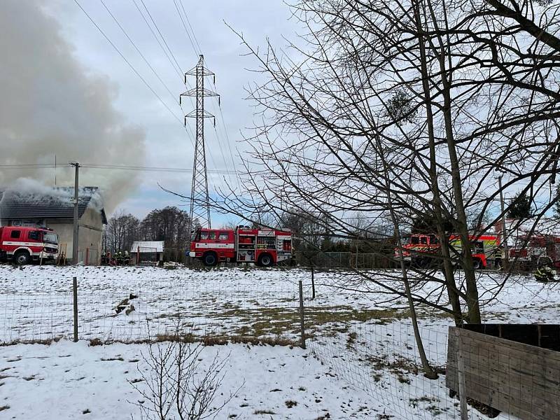Požár domku zaměstnal šest jednotek hasičů.