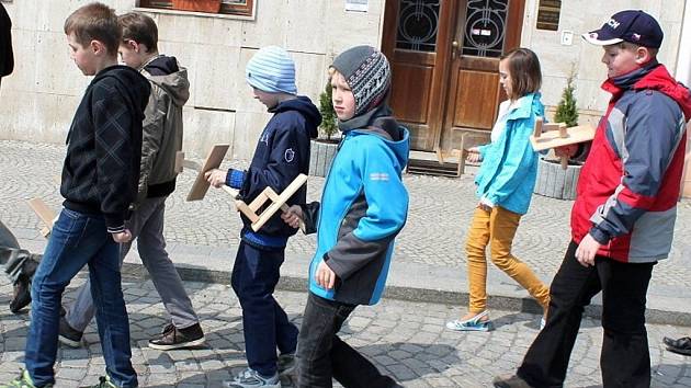 Prastarou tradici hrkání a kapání, které měly nahradit zvuk zvonů, jež ve čtvrtek před Velikonocemi odletěly do Říma, obnovili v Bílovci. 