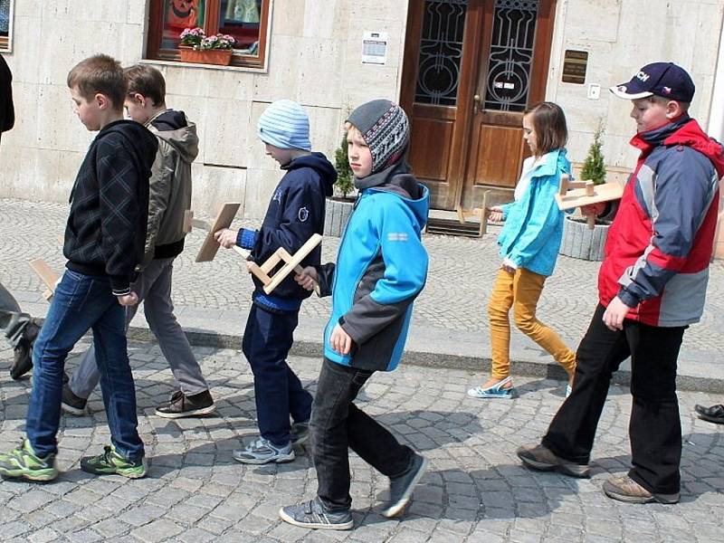 Prastarou tradici hrkání a kapání, které měly nahradit zvuk zvonů, jež ve čtvrtek před Velikonocemi odletěly do Říma, obnovili v Bílovci. 