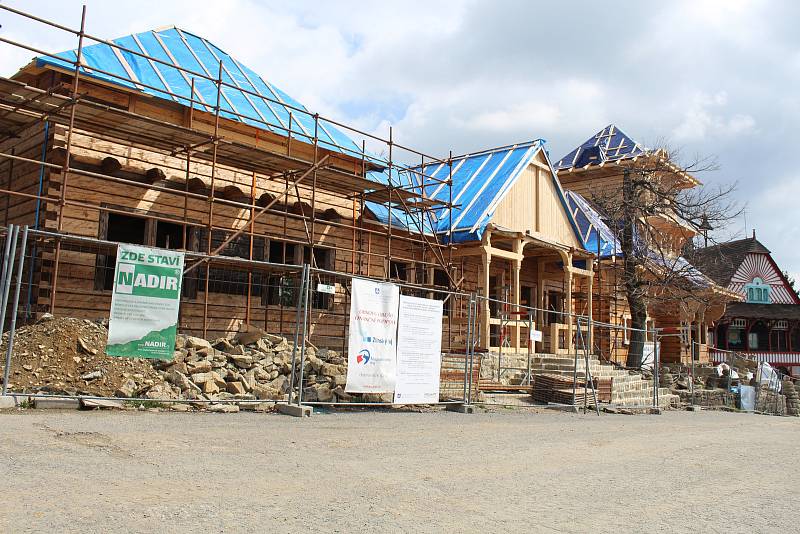 Obnova chaty Libušín na Pustevnách. Hrubá stavba byla dokončená v polovině dubna 2018.