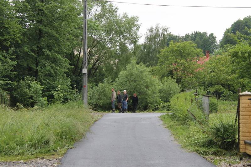 Lidé na Novojičínsku se v úterý odpoledne opět báli. Zejména v Novém Jičíně-Žilině, Mořkově a Životicích u Nového opět hrozily záplavy kvůli rozvodněné řece Jičínce.