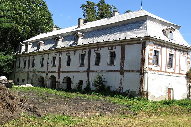 Zchátralý areál se dvěma zámky chce obec Bravantice revitalizovat a má s ním velké plány.