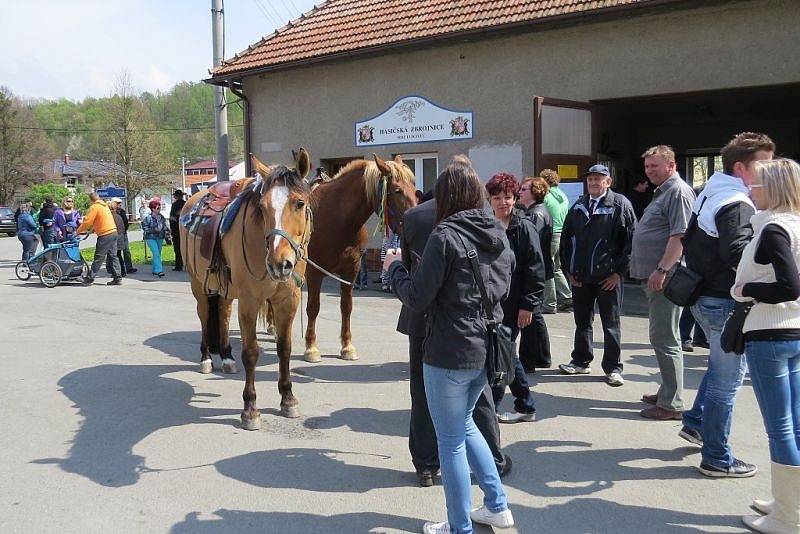 Jízda kolem osení, nebo také Rajtování, je prastarý zvyk jehož historie sahá až k dobám po bitvě na Bílé hoře. Lukavec, místní části Fulneku, je jediným místem v České republice, kde se tato velikonoční tradice dodržuje dlouhá léta do dnešních dnů.