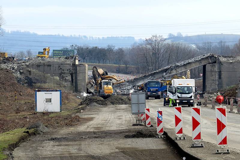 Spadlý most při rekonstrukci dálnice D48 u Příbora.