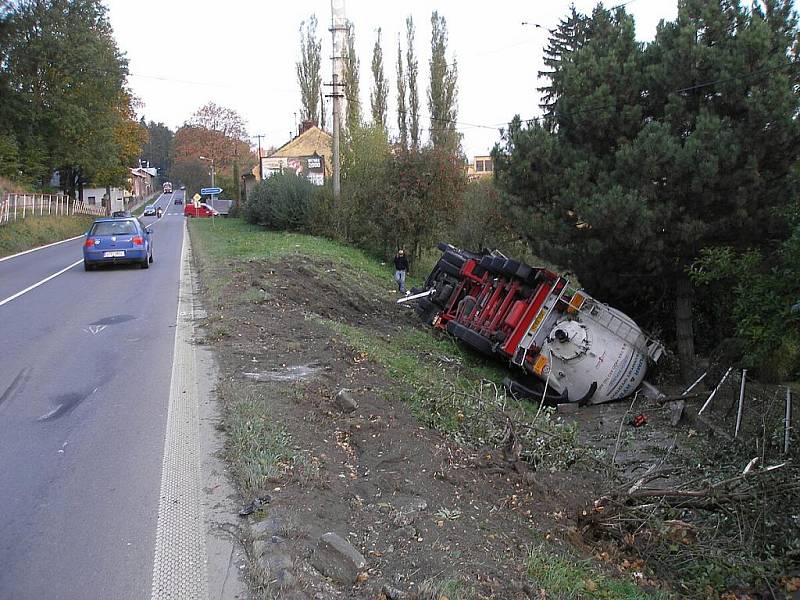 Nákladní automobil, který v noci na středu havaroval na okraji Nového Jičína.