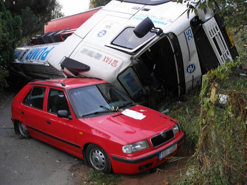 Nákladní automobil, který v noci na středu havaroval na okraji Nového Jičína.