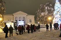 Zimní kino v Sadu Dr. Edvarda Beneše v Kopřivnici 15. prosince 2022.