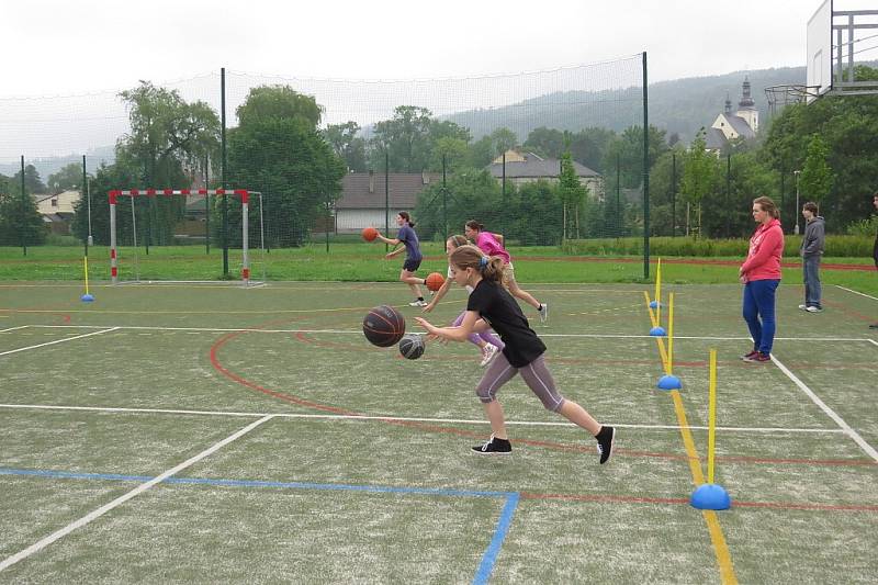 V pátek 7. června se do sportovního areálu Základní školy Pohořská v Odrách sjeli mladí sportovci z celého Novojičínska. Konalo se tam totiž okresní kolo Odznaku všestrannosti olympijských vítězů (OVOV).