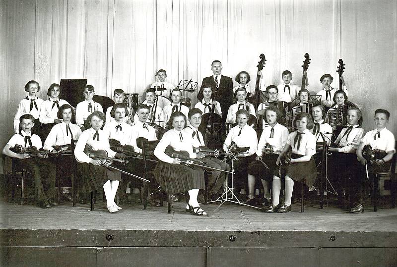 Pionýrský orchestr střední školy v Odrách vyfocený 6. května 1953.