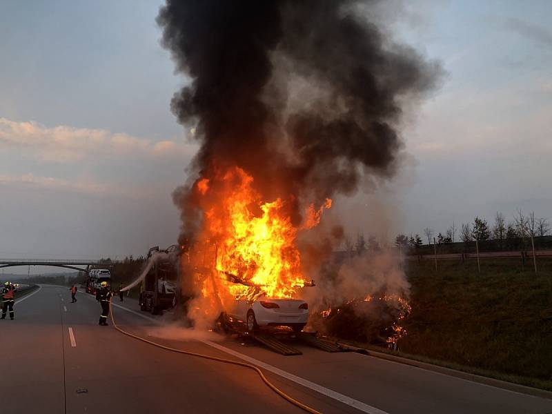 Ranní požár polského kamionu na D1.