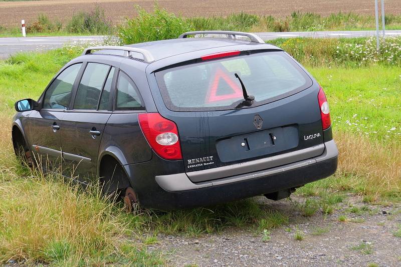 Z Renaultu Laguna odstaveného nedaleko dálnice v Mankovicích se stal časem vrak.