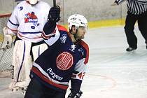 DEVĚTATŘICETILETÝ forvard Martin Tomášek odehrál v české nejvyšší hokejové soutěži v dresu Vítkovic téměř pět stovek utkání. Momentálně je už třetí sezonu oporou druholigové Kopřivnice. 