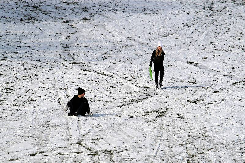 Prosluněný Heipark v Tošovicích se v neděli 10. ledna 2021 stal rájem sněhových radovánek.