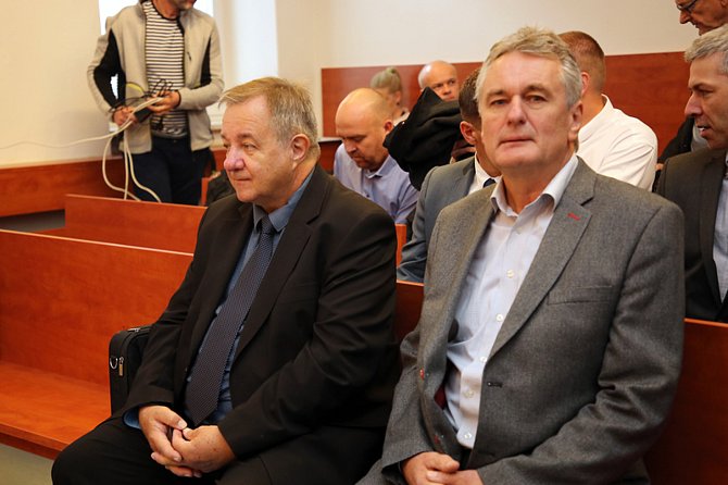 Obžalovaní Oldřich Magnusek (vlevo) a Zdeněk Malý na jednání Okresního soudu v Novém Jičíně.