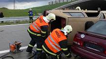 Jeden mrtvý a třiadvacet zraněných – taková je bilance hromadné dopravní nehody, která se stala ve čtvrtek 2. září krátce před 16. hodinou nedaleko exitu 330 na dálnici D1 ve směru na Ostravu. Naštěstí jen v rámci cvičení integrovaných složek.