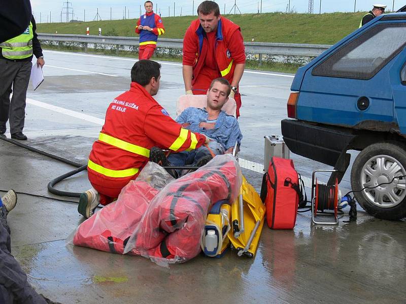 Jeden mrtvý a třiadvacet zraněných – taková je bilance hromadné dopravní nehody, která se stala ve čtvrtek 2. září krátce před 16. hodinou nedaleko exitu 330 na dálnici D1 ve směru na Ostravu. Naštěstí jen v rámci cvičení integrovaných složek.