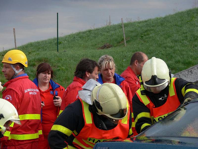 Jeden mrtvý a třiadvacet zraněných – taková je bilance hromadné dopravní nehody, která se stala ve čtvrtek 2. září krátce před 16. hodinou nedaleko exitu 330 na dálnici D1 ve směru na Ostravu. Naštěstí jen v rámci cvičení integrovaných složek.