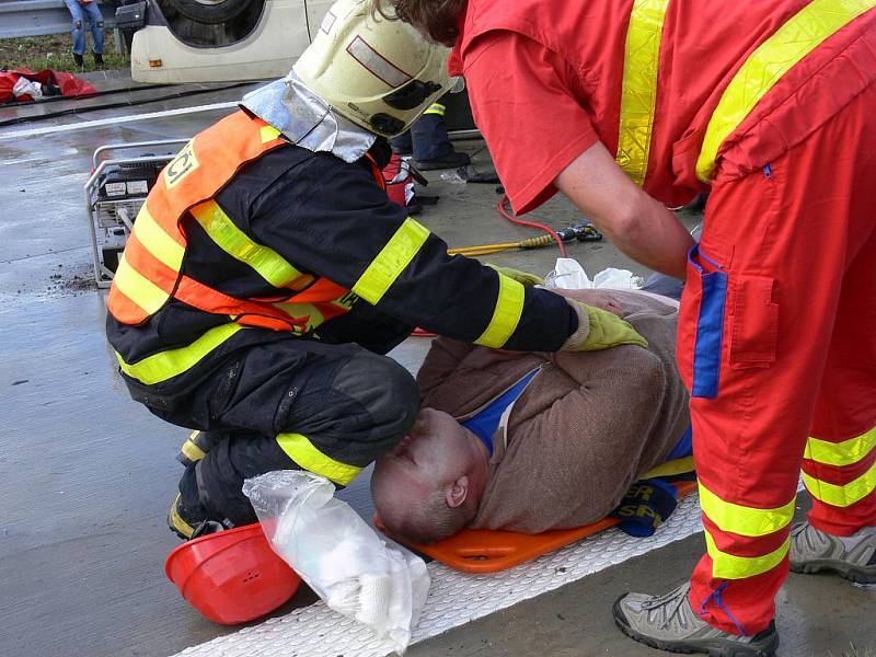 Jeden mrtvý a třiadvacet zraněných – taková je bilance hromadné dopravní nehody, která se stala ve čtvrtek 2. září krátce před 16. hodinou nedaleko exitu 330 na dálnici D1 ve směru na Ostravu. Naštěstí jen v rámci cvičení integrovaných složek.