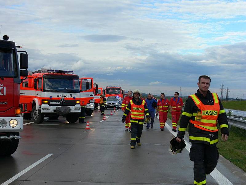 Jeden mrtvý a třiadvacet zraněných – taková je bilance hromadné dopravní nehody, která se stala ve čtvrtek 2. září krátce před 16. hodinou nedaleko exitu 330 na dálnici D1 ve směru na Ostravu. Naštěstí jen v rámci cvičení integrovaných složek.