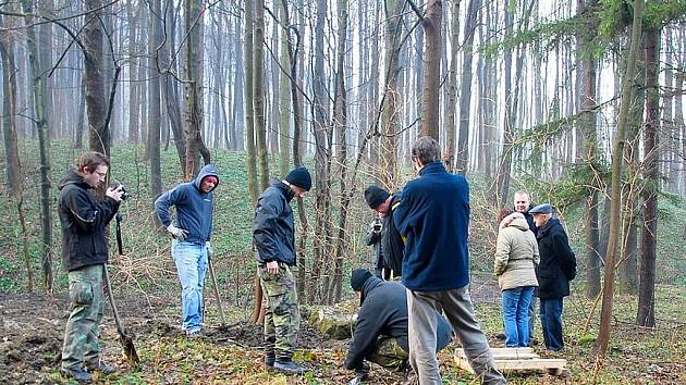 V neděli 9. ledna vykopali kopřivničtí skauti poničený pomník na okraji města.