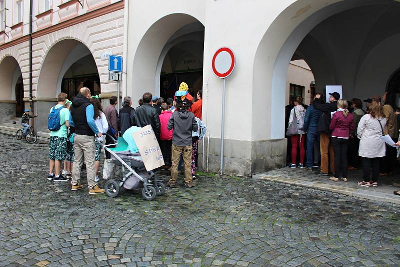 Demonstrace za nezávislou justici a proti vládě v Novém Jičíně, 28. května 2019.