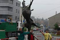 Bronzovou sochu hřebce dnes dopoledne kolem deváté hodiny nechalo nainstalovat město Nový Jičín u křižovatky ulic Štefánikova a 5. května v Novém Jičíně.