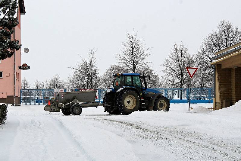 Na některých místech na Novojičínsku sněhová nadílka a mráz v pondělí 8. ledna trochu komplikovaly život chodcům i automobilistům.