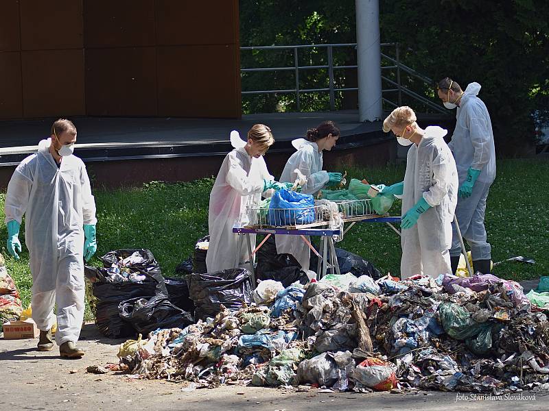 Fyzickou analýzu smíšeného odpadu pořádalo město Příbor v úterý 18. června dopoledne.