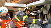 Novojičínští hasiči opět prověřili své síly a nanečisto si vyzkoušeli, jak by reagovali u ostrého zásahu. V Bílovci se totiž konalo cvičení profesionálních hasičů s vyprošťováním osob z autobusu.