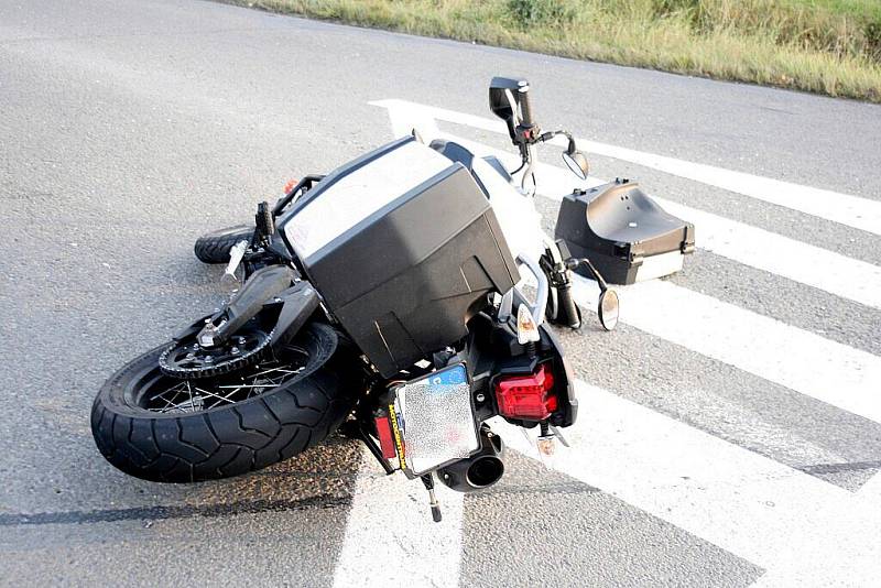 Řidič nedal motorkáři přednost.