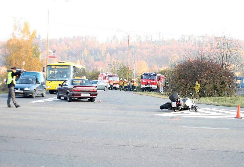 Řidič nedal motorkáři přednost.