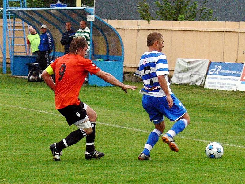 Fotbalisté Fulneku (v oranžovém) ve 4. kole MSFL prohrávali již od 7. minuty s lídrem soutěže, 1. SC Znojmo. Přesto dokázali utkání otočit na 3:1 a nakonec vyhráli 3:2.