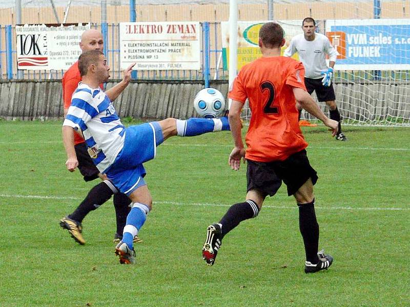 Fotbalisté Fulneku (v oranžovém) ve 4. kole MSFL prohrávali již od 7. minuty s lídrem soutěže, 1. SC Znojmo. Přesto dokázali utkání otočit na 3:1 a nakonec vyhráli 3:2.